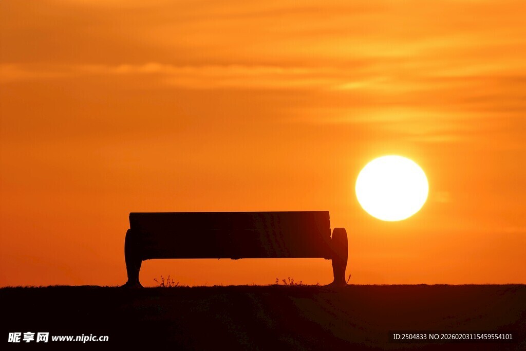 夕阳下的长椅
