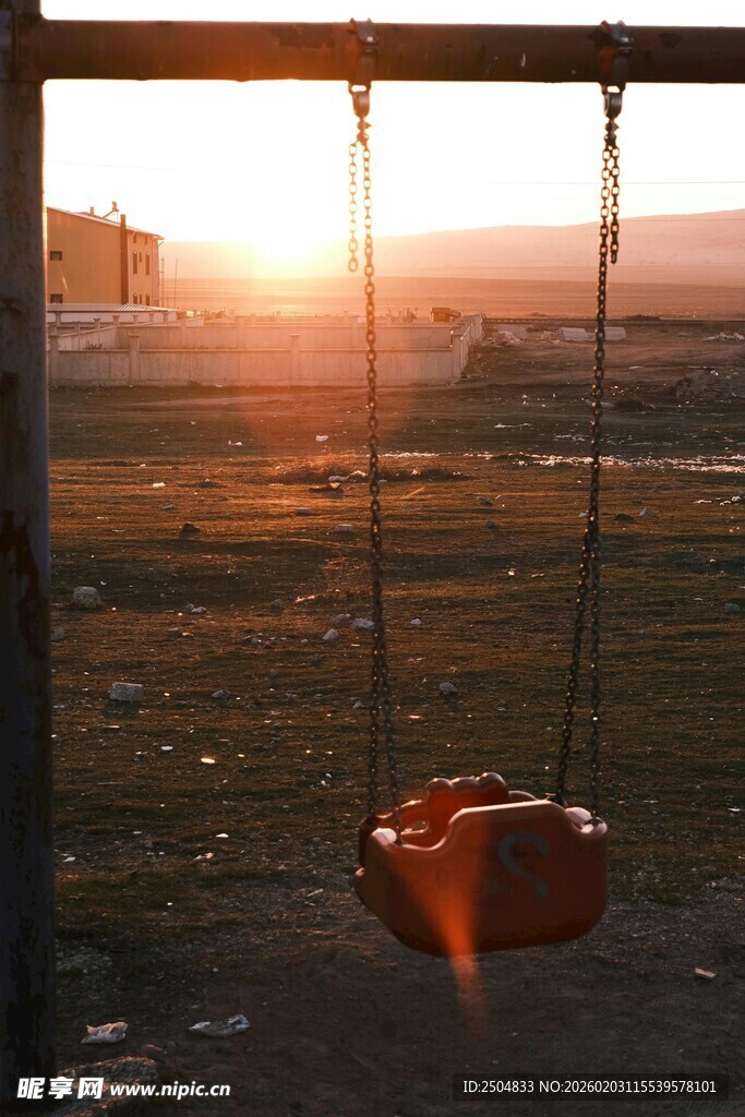 夕阳下的孤独秋千
