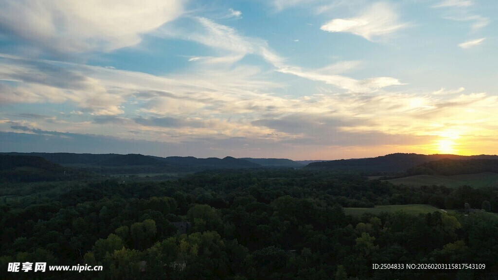 日落时分的美丽原野景色