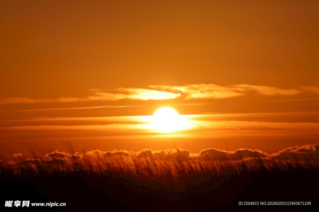 壮丽日出 云海中的金色光芒
