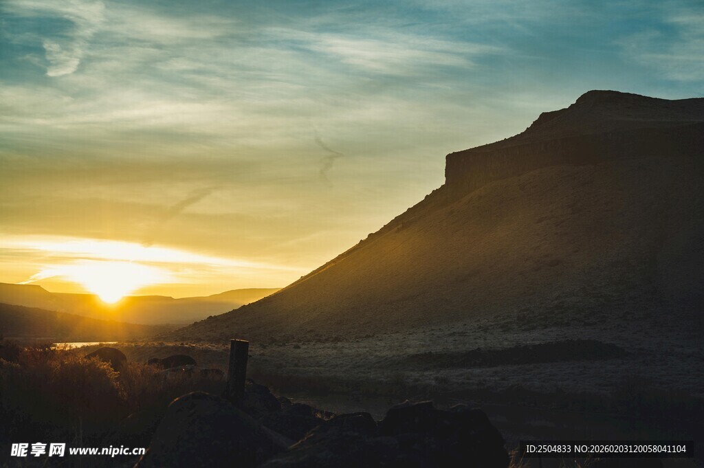 夕阳下的壮丽山峦景色