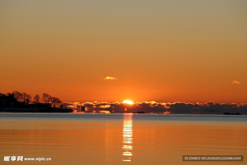 湖畔壮丽日落美景