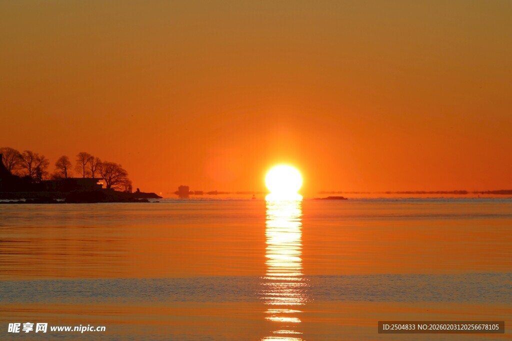 夕阳下的宁静湖面美景