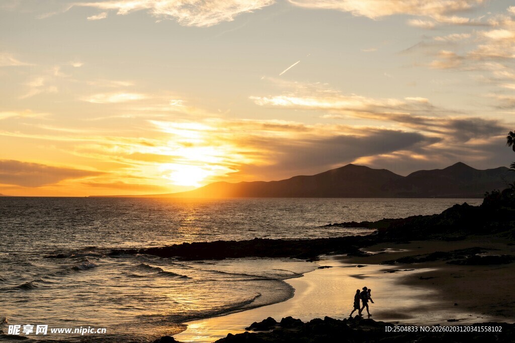 海边日落一人漫步美景