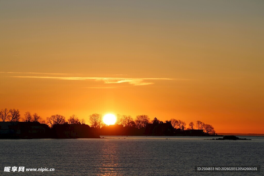 夕阳下的湖畔美景