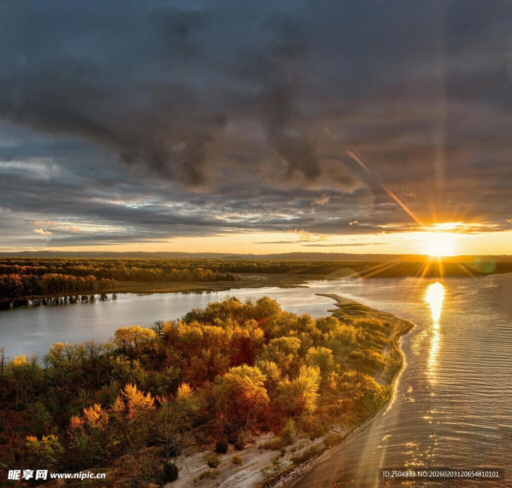 秋日河畔夕阳美景