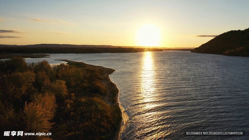 夕阳下的宁静湖岸风光