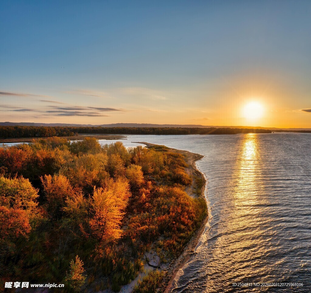湖畔日落秋景