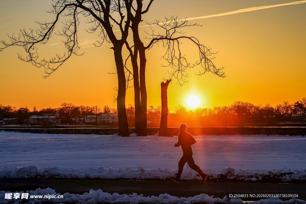 雪地夕阳下的独行者