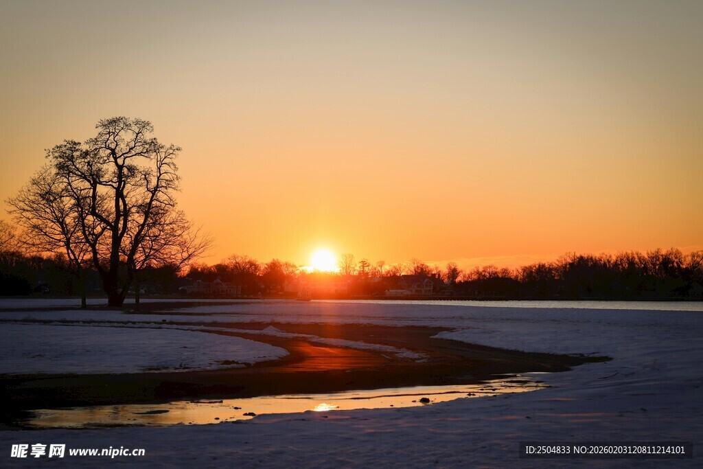 冬日雪野上的绝美落日