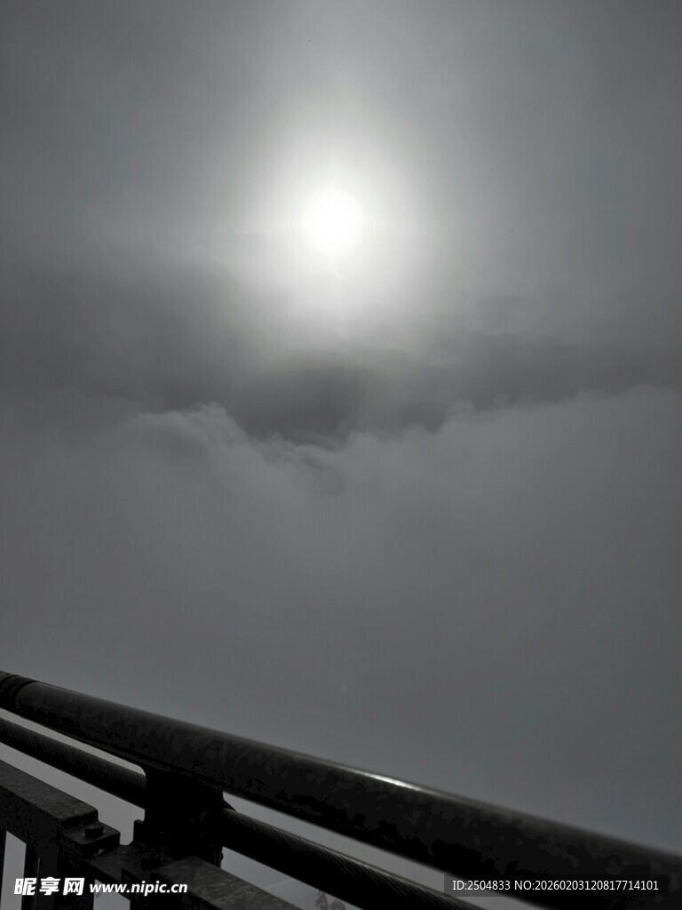 阴云中透出的明亮日光