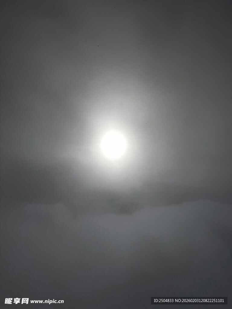 夜空中明亮的朦胧月光