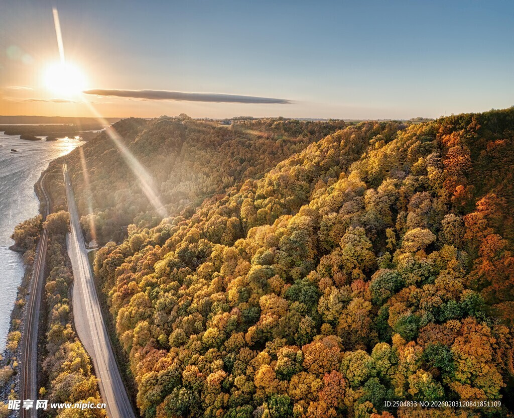 秋日山谷公路壮丽风光