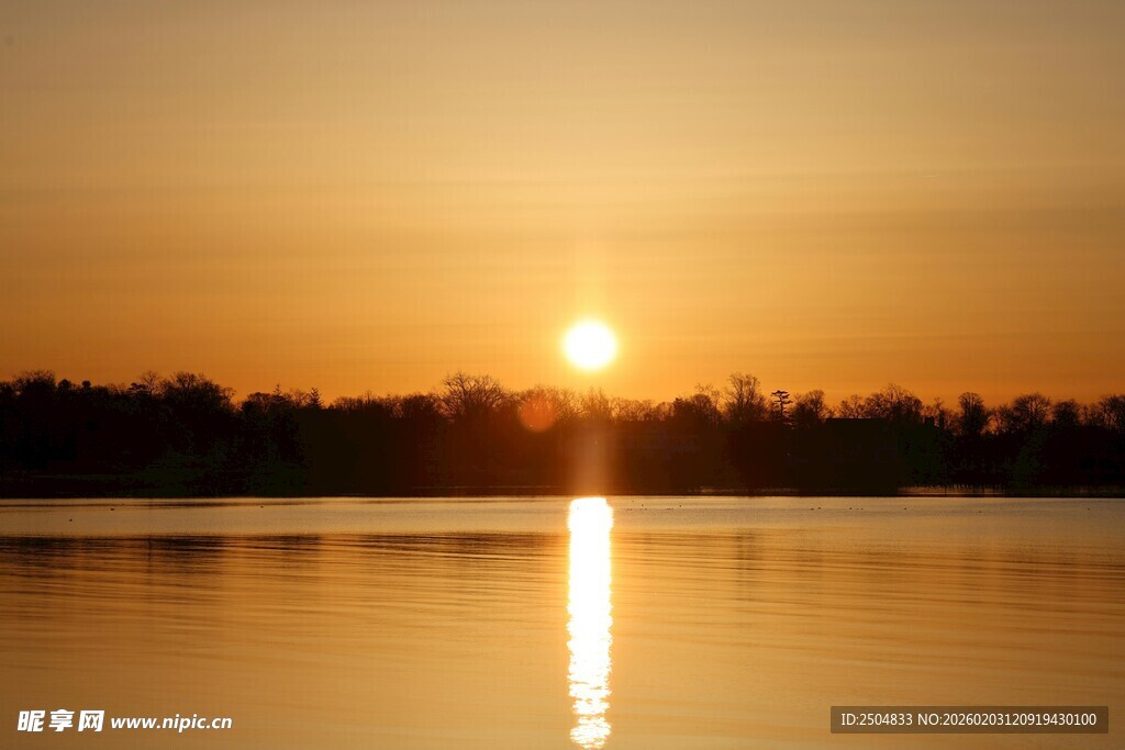 湖畔日落美景