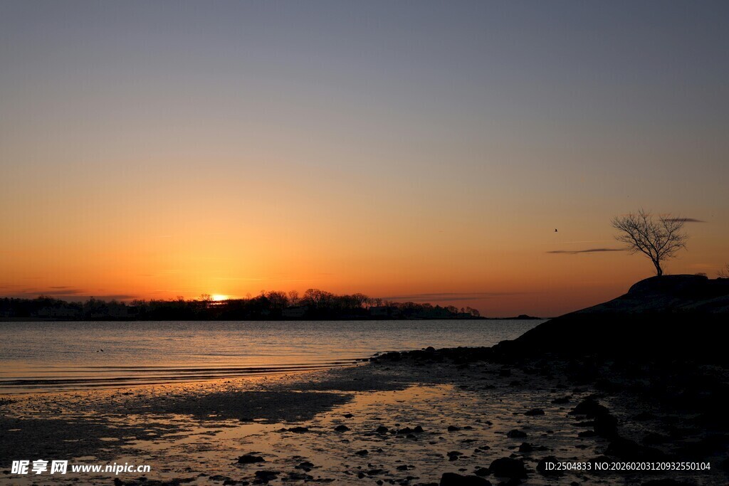 日落时分的静谧海岸风光