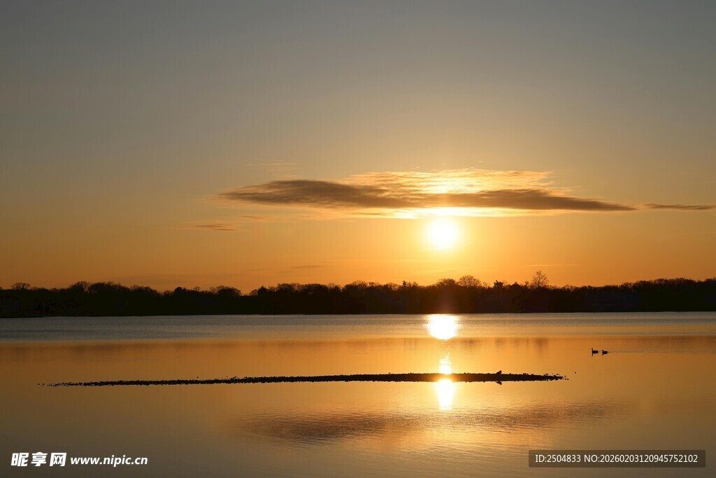 湖畔日落美景