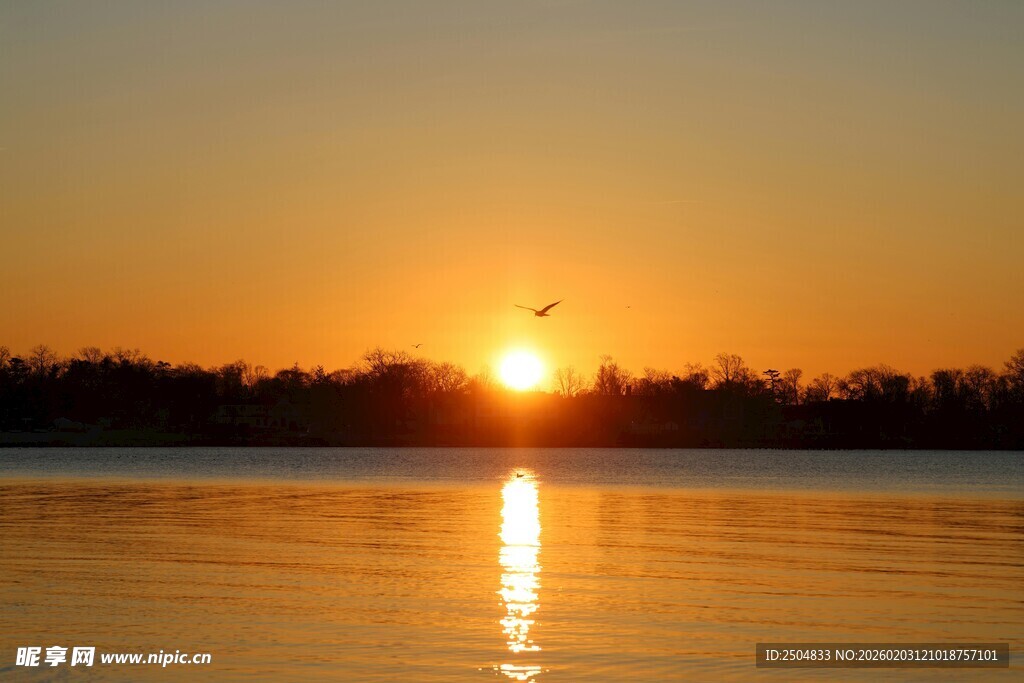 湖畔日落美景