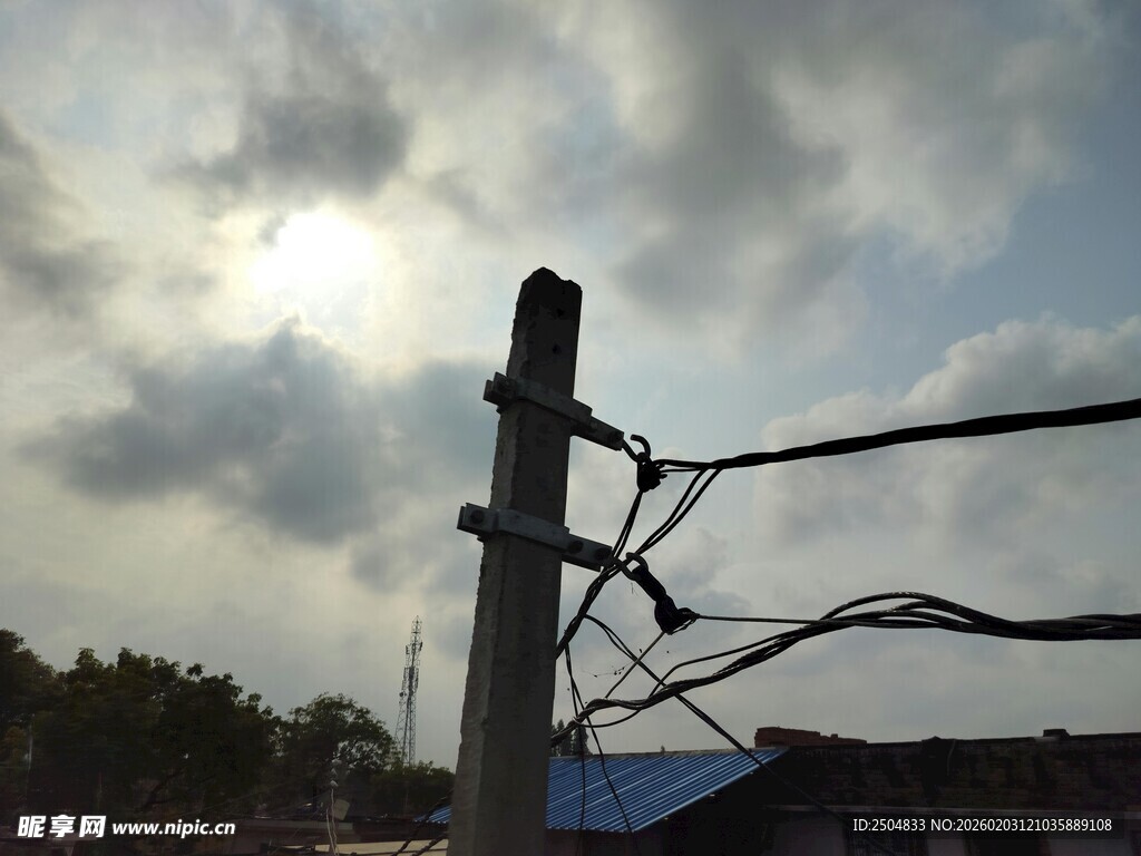 阳光下的电线杆与电线
