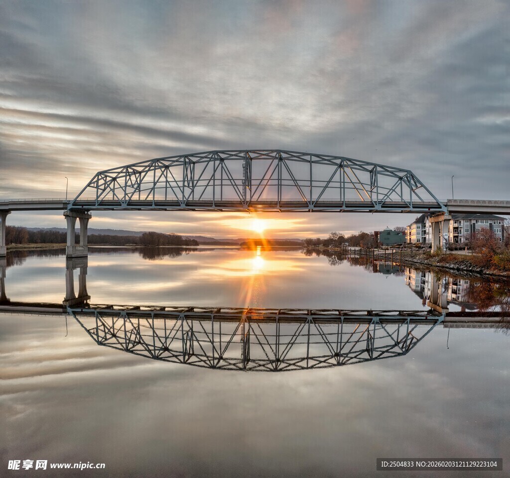 夕阳下的桥梁倒影美景