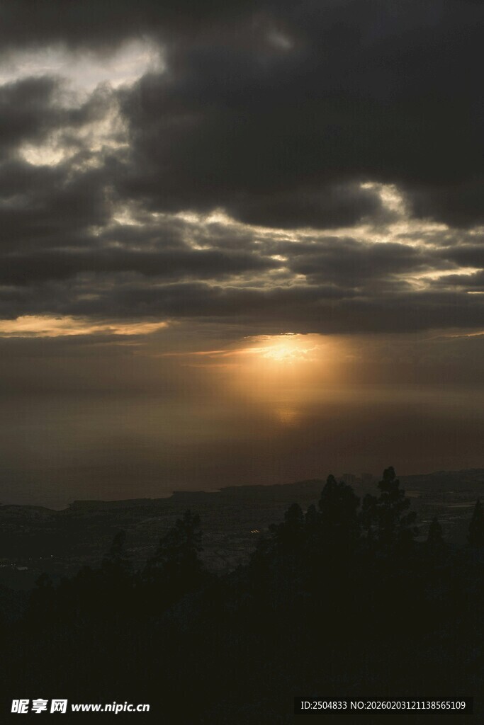 日落时分的壮丽天空景观