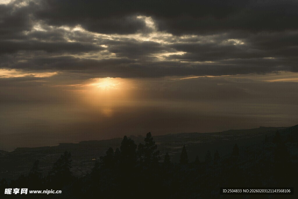 日出穿透云层的壮丽景象