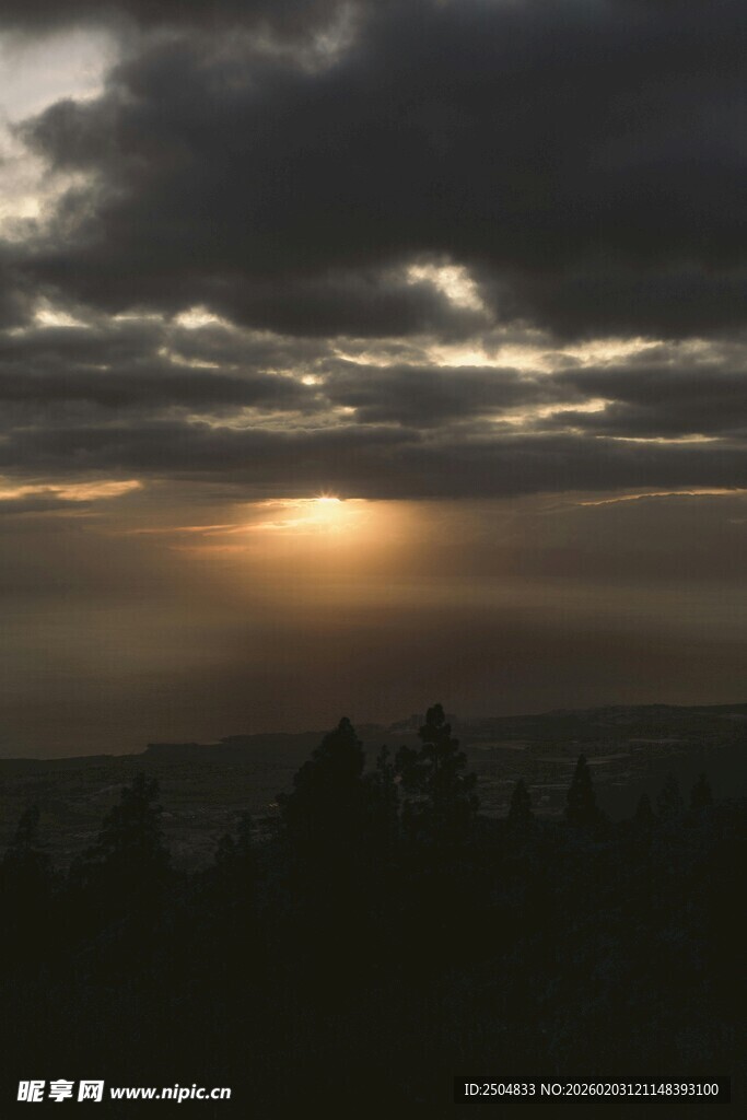 日落时分的云海与霞光