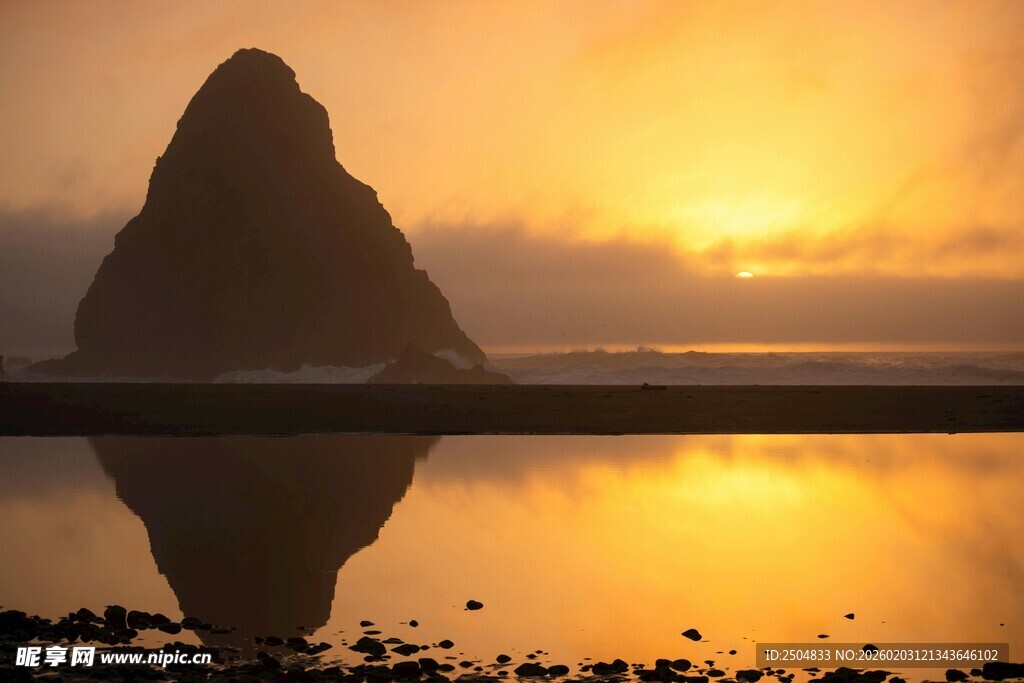 夕阳下的孤峰与平静湖面
