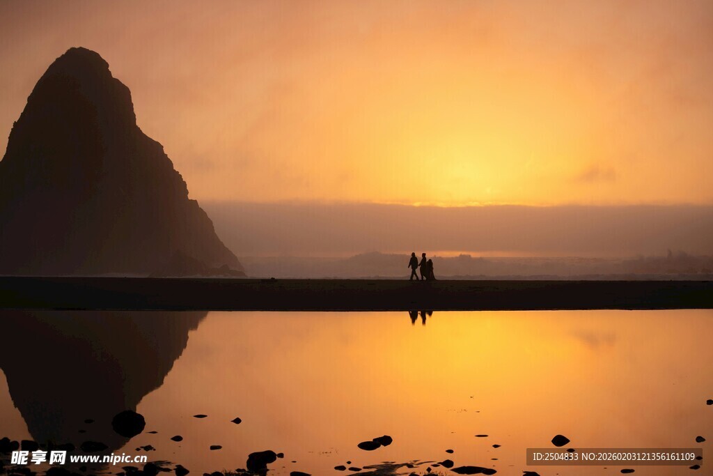 夕阳下湖畔的浪漫身影
