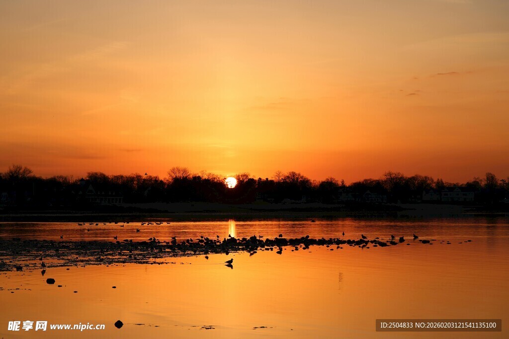 湖畔日落美景