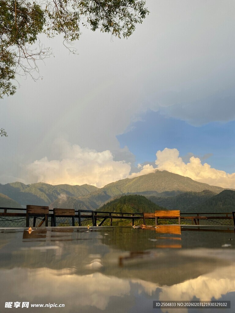 湖畔美景倒映如画