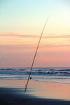 海边日落时的垂钓场景