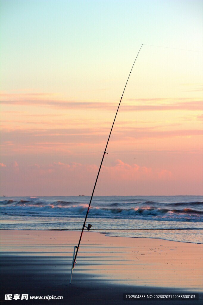 海边日落时的垂钓场景