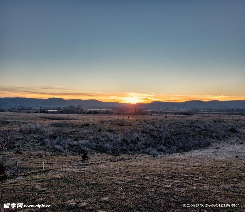 日落时分的开阔原野景色