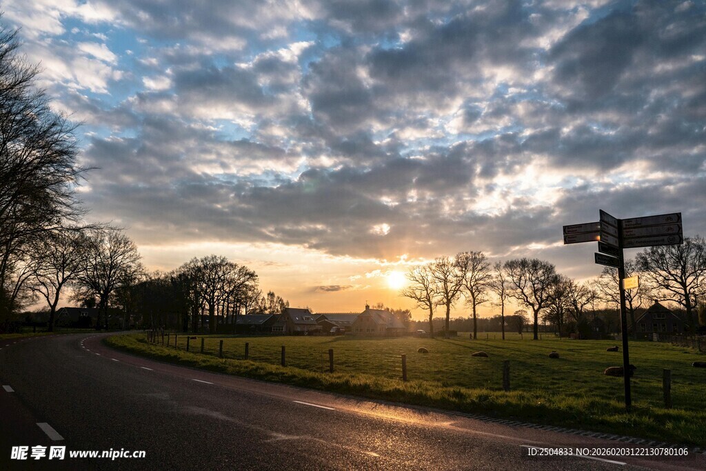 黄昏时分的公路与天空景色