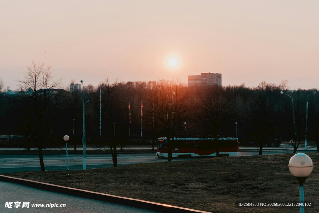 夕阳下的户外静谧场景