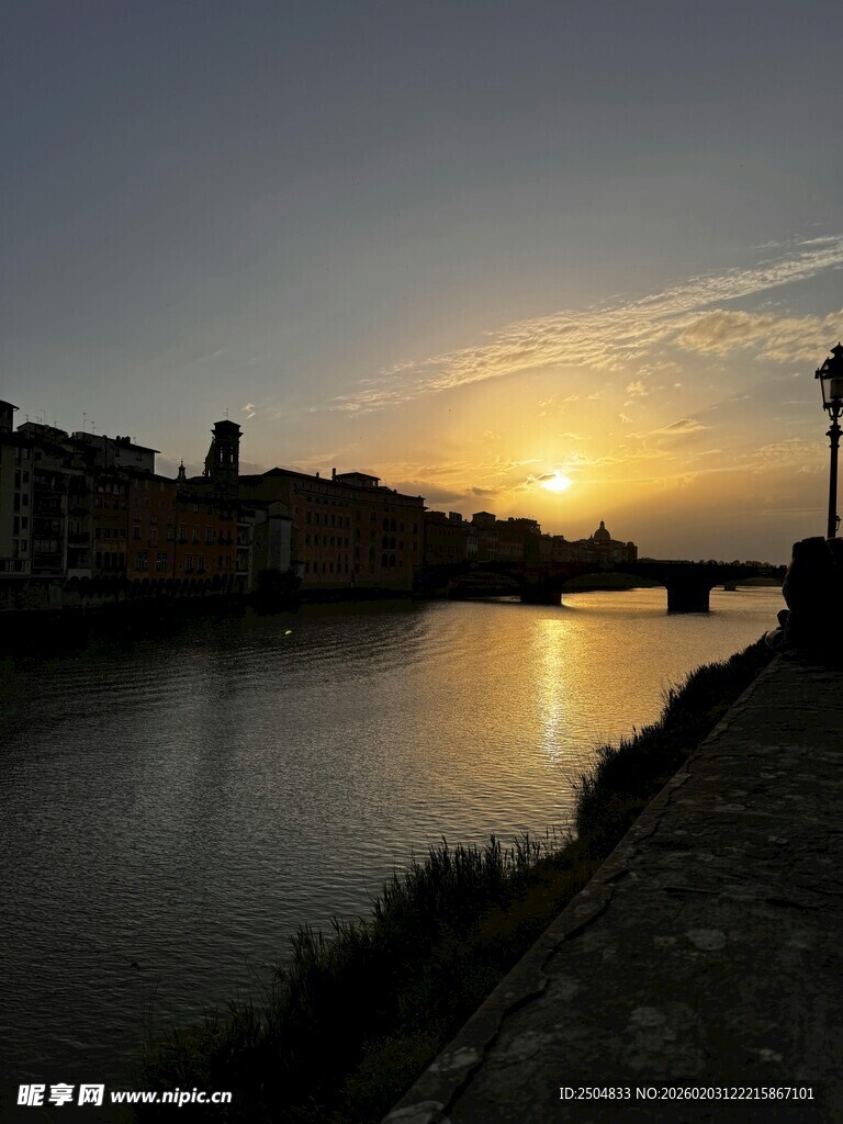 河畔日落美景