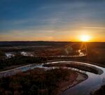 夕阳下蜿蜒公路的壮美景观