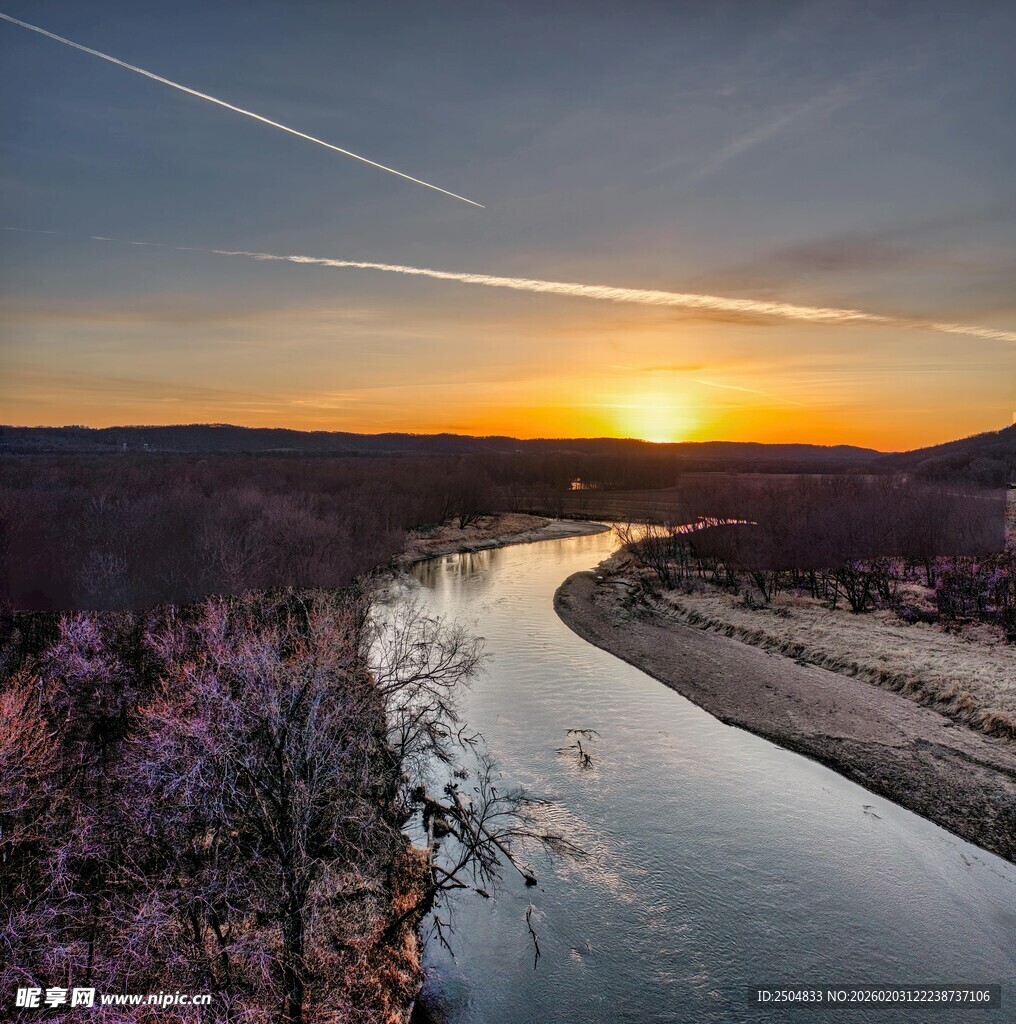 夕阳下蜿蜒河流美丽风光