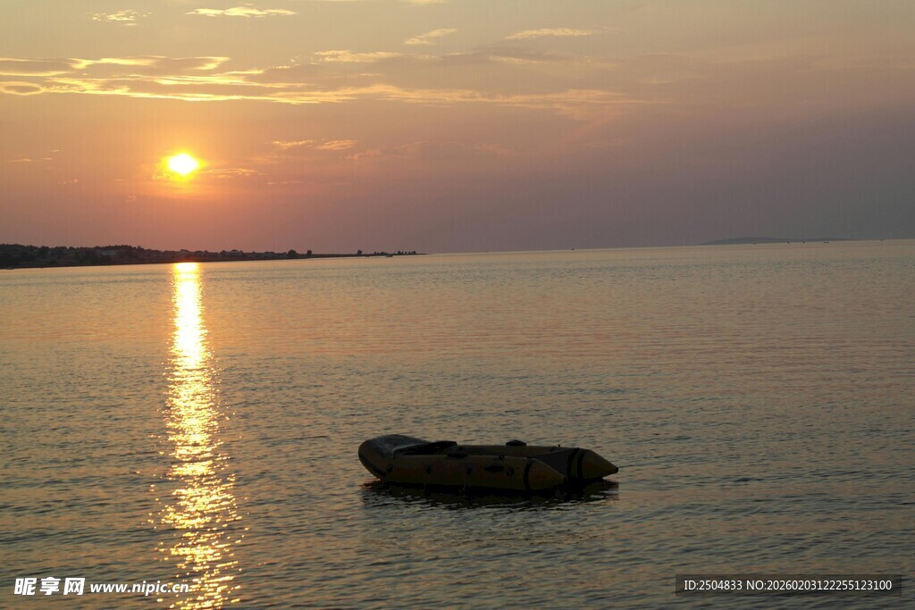 海上落日孤舟美景