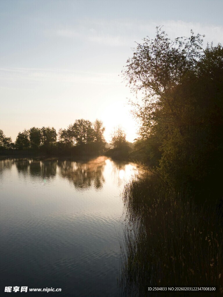 河畔夕阳下的静谧湖景