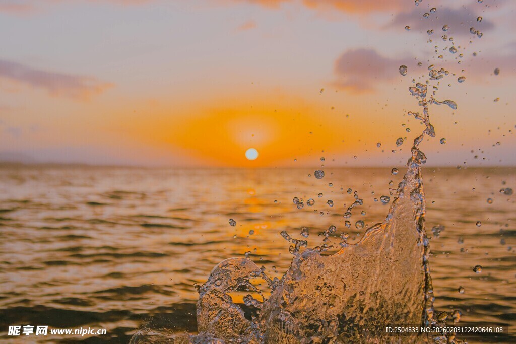 海上日出浪花飞溅美景