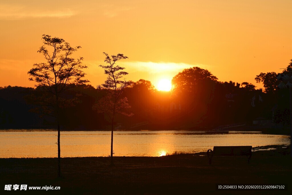湖畔夕阳美景