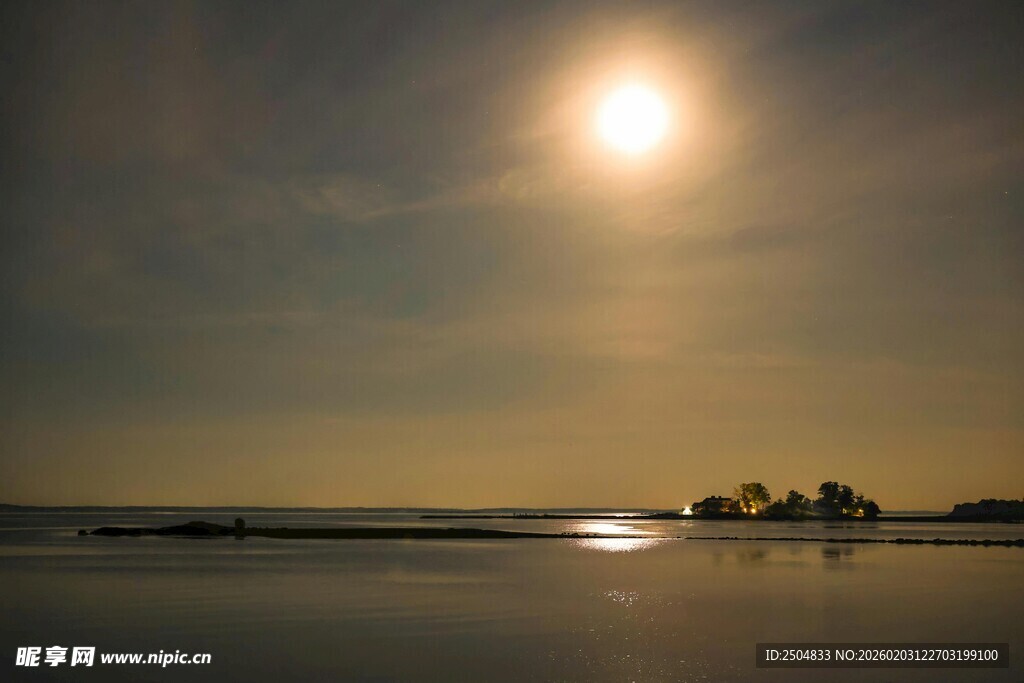 夕阳下的宁静水面与岛屿