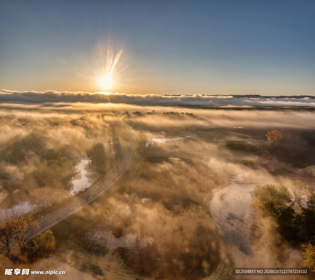 日出下的广袤旷野美景