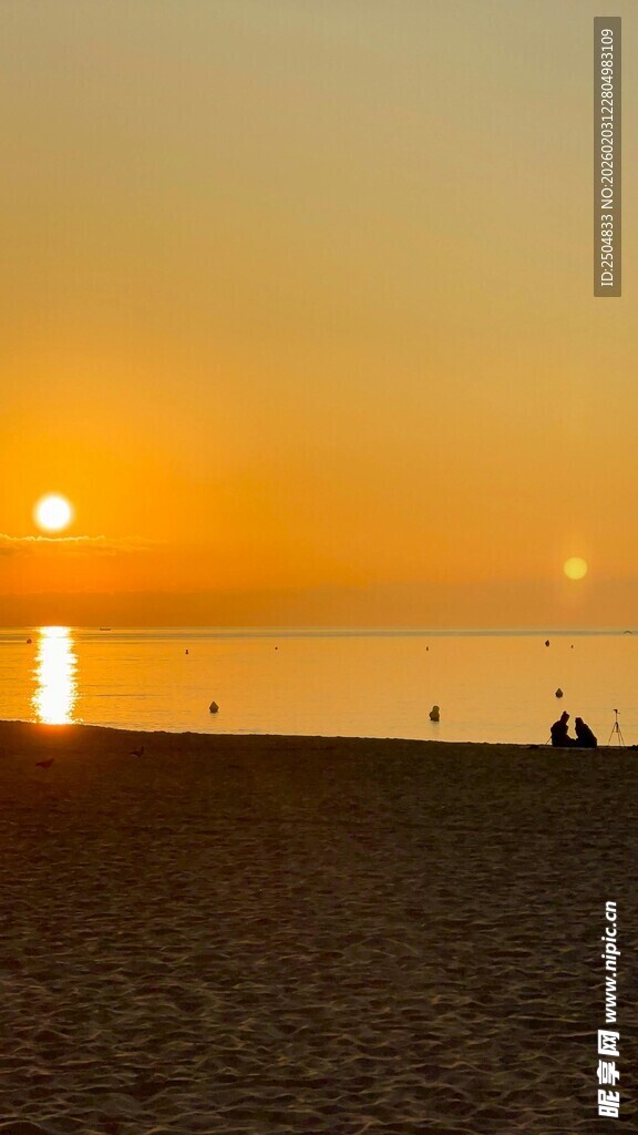 夕阳下的沙滩与远处灯塔
