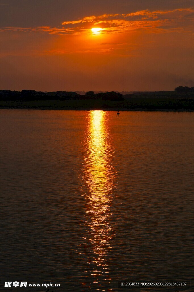 夕阳下的湖面美景