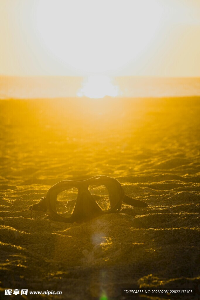 夕阳下的沙滩瑜伽身影