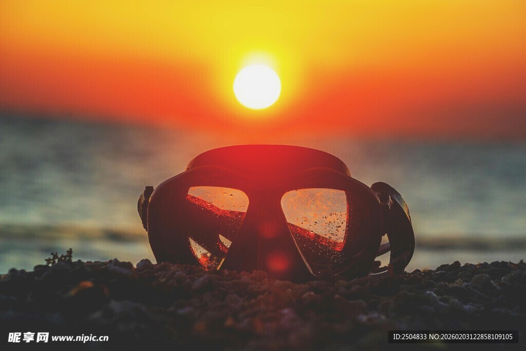 夕阳下的潜水镜
