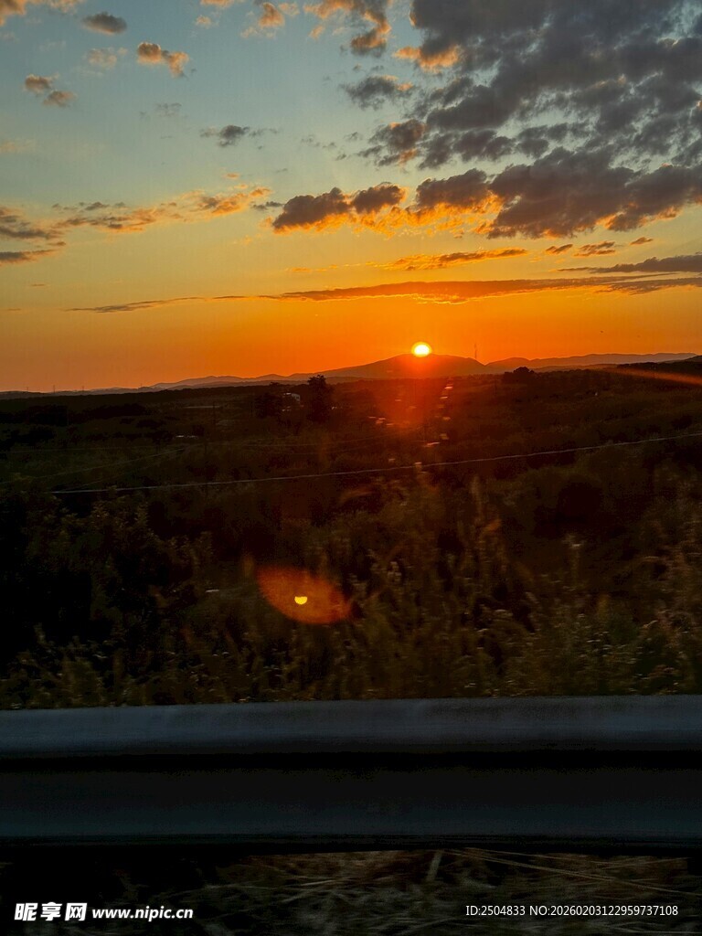 公路边的绝美日落景观