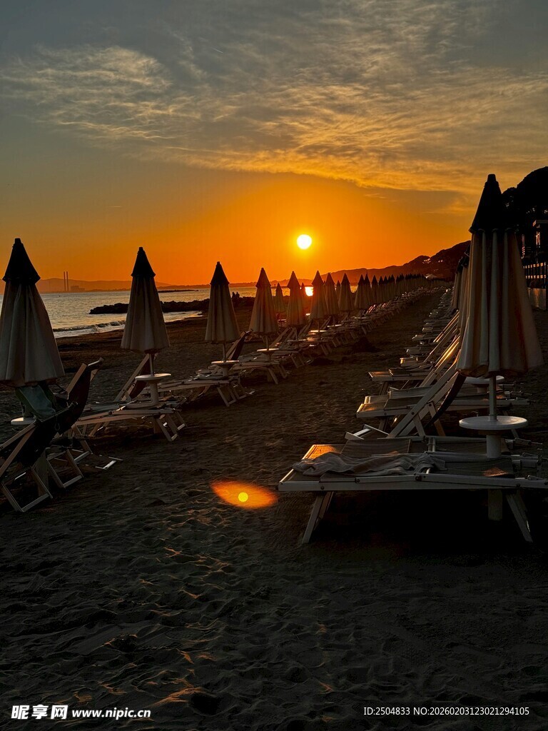 海滩日落时 度假场景